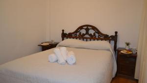 Un dormitorio con una cama con dos toallas encima. en Tu departamento en Buenos Aires!, en Buenos Aires