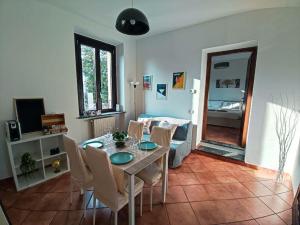 un comedor con mesa y sillas y un dormitorio en SanMartino67 en Abbiategrasso