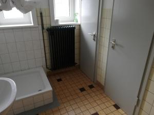 een badkamer met een toilet, een wastafel en een radiator bij Harzklub Wanderheim in Wildemann