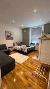 a living room with a bed and a couch at Kensington Guest Rooms 98 in London