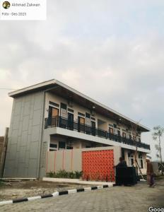 un edificio con balcone sopra di De'kost & homestay tegal a Lebaksiu