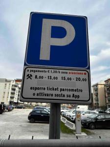 un panneau de stationnement en face d'un parking dans l'établissement Cuddly Apt, comodo per coppie e parcheggio, à Mestre