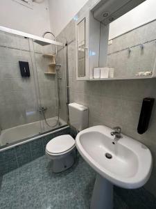 une salle de bain avec un lavabo, des toilettes et une douche dans l'établissement Cuddly Apt, comodo per coppie e parcheggio, à Mestre 16 autres photos