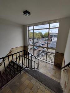 una escalera en un edificio con vistas a la calle en K50163 Modern apartment near the center and free parking en Eindhoven