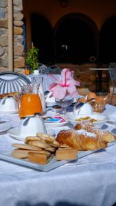 un tavolo con un piatto di cibo su un tavolo di Hotel Janas a Tertenìa