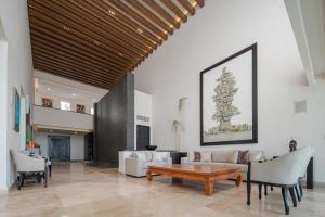 una sala de estar con un sofá y una mesa en Villa Chan Kah, en Isla Mujeres