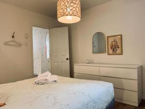 哈利法克斯的住宿－Stylish Apt #1, Central Location，卧室配有白色的床和镜子