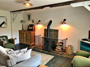 - un salon avec un canapé et une cheminée dans l'établissement Maison Rocher, à Ségur-le-Château
