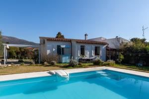 uma villa com piscina em frente a uma casa em Casa Vacanze Margherita em Terra Mala