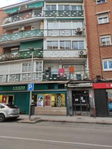 un edificio con balcone sul lato di una strada di Apartamento Abrantes a Madrid