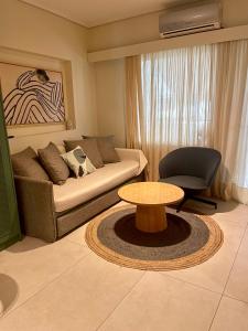 sala de estar con sofá y mesa en Agrinio ART Suites, en Agrinio