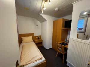Ein Bett oder Betten in einem Zimmer der Unterkunft Wallfahrtswirt