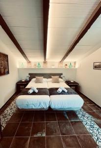ein Schlafzimmer mit einem großen Bett im Dachgeschoss in der Unterkunft Hotel 3* La Casona de las Flores in Ondara