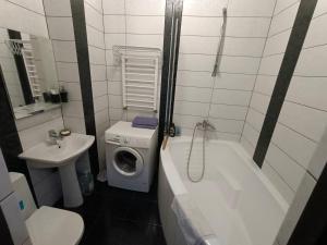 Ένα μπάνιο στο Apartments on Rudanskogo