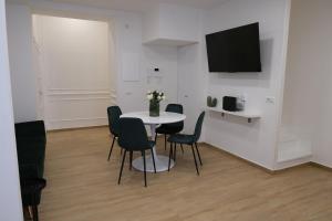 a dining room with a white table and chairs at Toledo 292 Luxury House in Naples