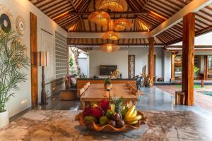 - un salon avec une table et des fruits dans l'établissement Villa Zarrin Seminyak Bali Luxury 3 bedroom villa, à Seminyak