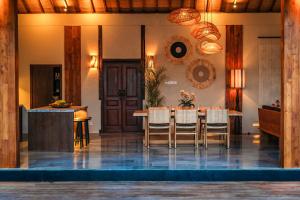 une salle à manger avec une table et des chaises dans l'établissement Villa Zarrin Seminyak Bali Luxury 3 bedroom villa, à Seminyak