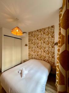 Sublime T3 centre Ajaccio, équipé et climatisé في أجاكسيو: غرفة نوم مع سرير مع دبتين عليه
