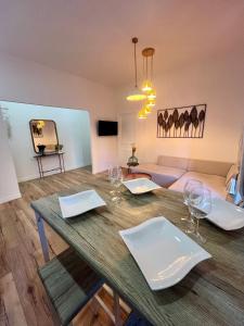 a dining room with a table with wine glasses at Sublime T3 centre Ajaccio, équipé et climatisé in Ajaccio