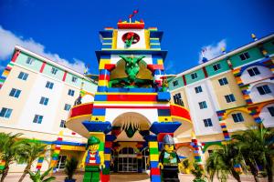 un edificio con una torre colorida delante de él en LEGOLAND® Florida Resort en Winter Haven