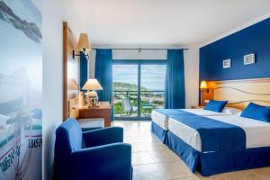 une chambre d'hôtel avec un lit et une chaise dans l'établissement Hotel Garbi, à Calella de Palafrugell