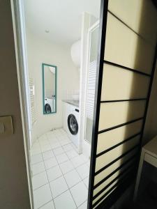 eine Waschküche mit Waschmaschine und Trockner in der Unterkunft Dream Dwell Paris- 650m to Notre Dame Apartment near Odéon in Paris
