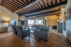 a living room with couches and a table at Villa Delle Rose in Castel Rigone