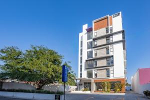 韦拉克鲁斯WinDay Hotel Express的街角的一栋公寓楼