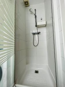 Das Bad ist mit einer Dusche und einer Badewanne ausgestattet. in der Unterkunft Dream Dwell Paris- 650m to Notre Dame Apartment near Odéon in Paris