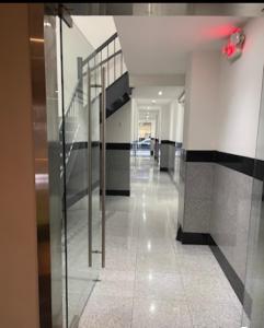 um corredor com uma escada num edifício em Midtown Nest Studio Self Serviced Apartment Sleeps 5 em Nova York