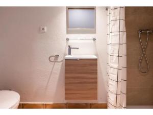 een badkamer met een wastafel, een toilet en een raam bij Cal Ton in San Quírico Safaja