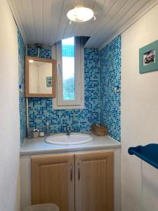 un bagno con lavandino e finestra di AL 31 - La marée Ault a Ault Altre 37 foto