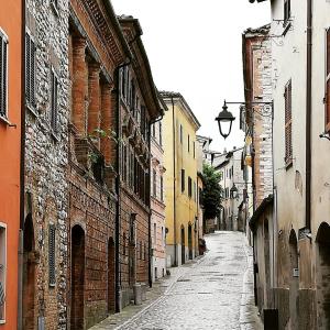 een lege straat in een steeg met gebouwen bij Degli Alessandri tower in Sassoferrato