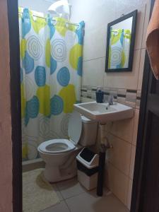 Ένα μπάνιο στο Apartamentos Caimán 3