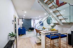 eine Küche und ein Wohnzimmer mit einer Treppe in der Unterkunft 75-3B 3BR Luxury duplex BRAND NEW &D Elevator in New York