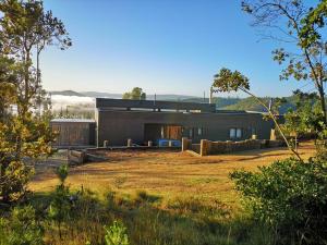 una casa en medio de un campo en Casa en Lago Vichuquén, sector la queseria., en Llico