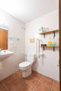 Koupelna v ubytování Apartamentos Econatur + 22 fotografií