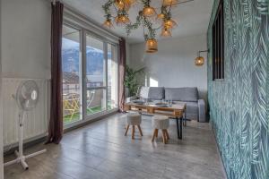 sala de estar con escritorio y silla en Le Jungle - Rocade - Grand Place, en Grenoble