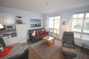 a living room with a couch and a table at Likedeeler Whg. 7 in Boltenhagen