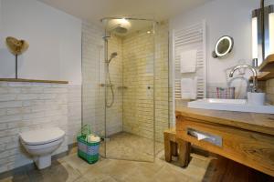 a bathroom with a shower and a toilet and a sink at Romantik Hotel Knippschild in Rüthen