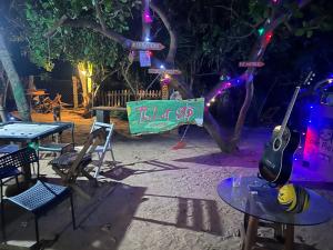 plac zabaw z gitarą, stołem i krzesłami w obiekcie The Last Stop Backpackers Hostel w mieście Auroville