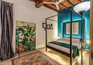 ローマにあるFarnese Suitesのベッドルーム1室(天蓋付きベッド1台付)