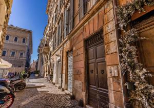 ローマにあるFarnese Suitesの通り側の門付きレンガ造り