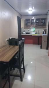 eine Küche mit einem Holztisch und Stühlen im Zimmer in der Unterkunft Apartamentos Caimán Tortuguero in Tortuguero