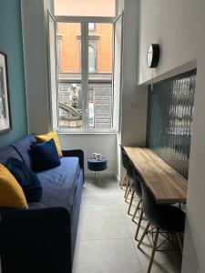 een woonkamer met een bank en een houten tafel bij Sellaria4 Guest House in Napels