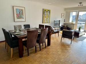 Un comedor con mesa y sillas en Luxembourg city appartement 105m2 with balcony, en Luxemburgo