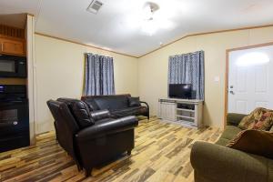 - un salon avec un canapé en cuir et une télévision dans l'établissement Mountain View Lodge, à Fort Davis