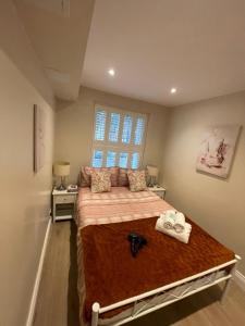 En eller flere senger på et rom på Kensington Guest Apartment 104