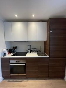 Kjøkken eller kjøkkenkrok på Kensington Guest Apartment 104