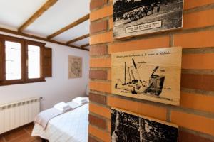 um quarto com uma cama e uma parede de tijolos em Apartamentos Econatur em Rubiales